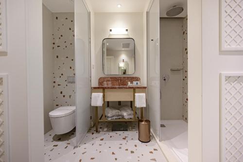 un baño con lavabo e inodoro en Amadria Park Grand Hotel 4 Opatijska Cvijeta, en Opatija