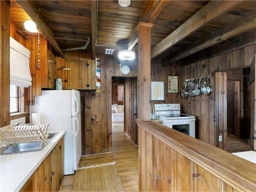 Кухня или мини-кухня в Knotty Nauti by Bayley Vacation Rentals
