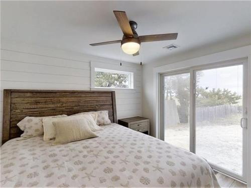 Giường trong phòng chung tại Nautical Point