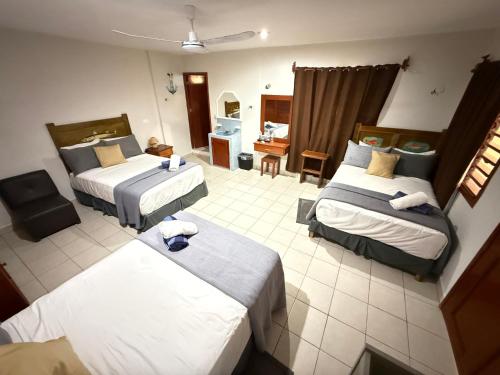 Postel nebo postele na pokoji v ubytování Hotel Fisherman lodge, cuarto base triple