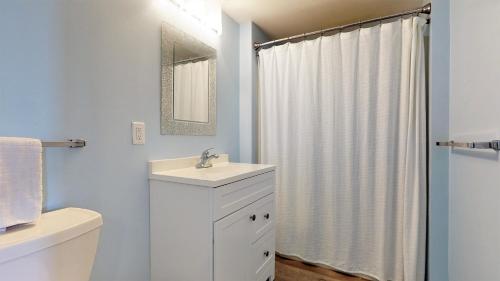 een witte badkamer met een wastafel en een douchegordijn bij Oceanview Oasis Seaside Holiday Retreat in Old Orchard Beach