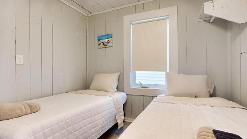 En eller flere senge i et værelse på Salt Life #1 by Bayley Vacation Rentals