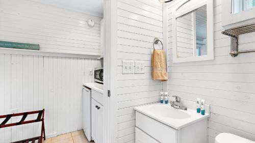 Phòng tắm tại Salty Dolphin by Bayley Vacation Rentals