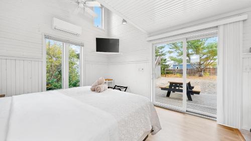 Giường trong phòng chung tại Salty Dolphin by Bayley Vacation Rentals