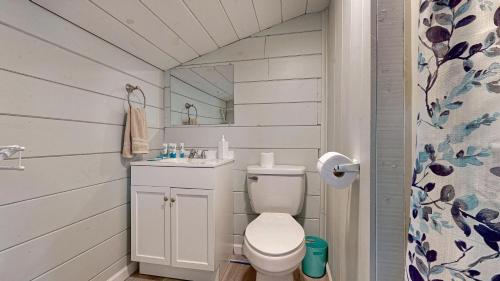 Et badeværelse på Salt Life #2 by Bayley Vacation Rentals