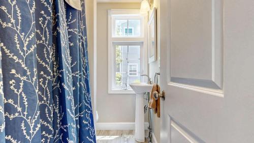 Et badeværelse på Seas the Day by Bayley Vacation Rentals