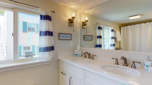 Phòng tắm tại The Cove by Bayley Vacation Rentals