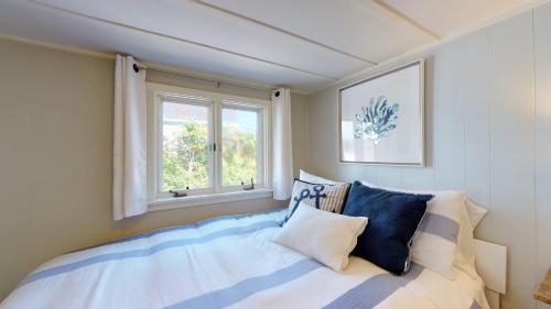 Giường trong phòng chung tại The Cove by Bayley Vacation Rentals