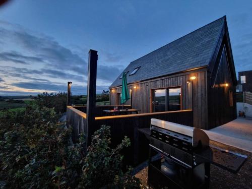 Billede fra billedgalleriet på Black Lodge - Sea view with deck garden i Garrylucas