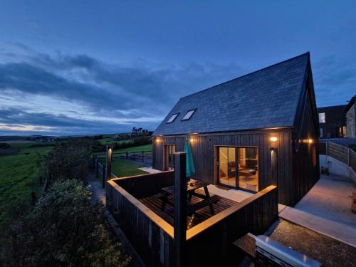 Billede fra billedgalleriet på Black Lodge - Sea view with deck garden i Garrylucas