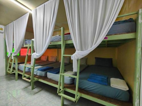 En eller flere køjesenge i et værelse på Haadrin Homestay - Phangan Hostel