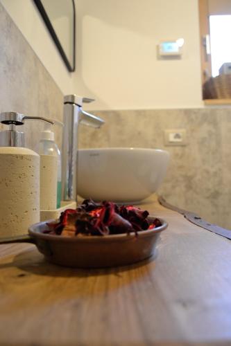 un piatto di cibo su un bancone accanto a un lavandino di Al Foér Guesthouse ad Averara