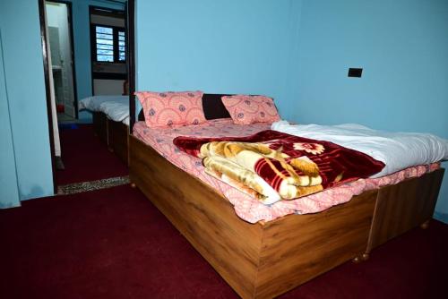 een slaapkamer met twee eenpersoonsbedden met roze lakens bij Green View, devalsari in Dhanaulti