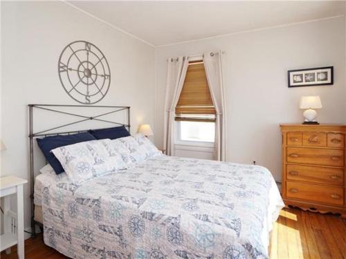 Giường trong phòng chung tại Sandy Beach at Port by Bayley Vacation Rentals