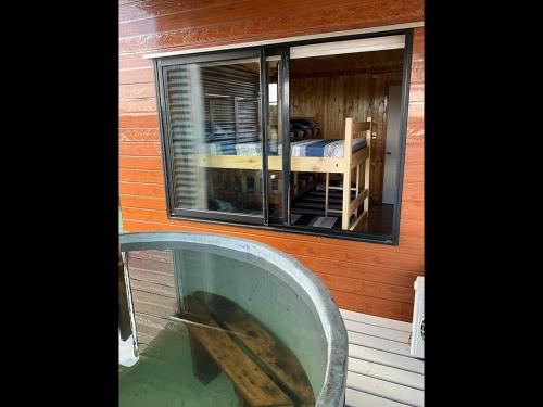 ein Holzboot in einem Fenster eines Hauses in der Unterkunft Chiloé,Curaco de Velez casa de veraneo in Curaco de Velez