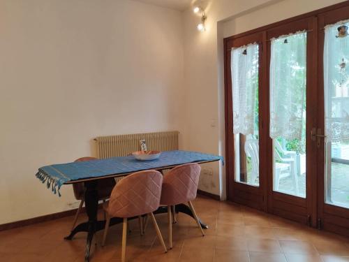ein Esszimmer mit einem blauen Tisch und Stühlen in der Unterkunft La Casa di Sandhya in Udine