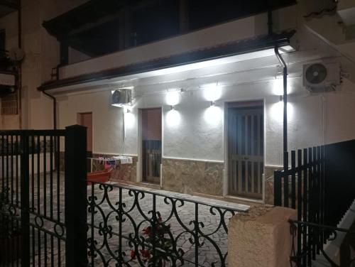 budynek z balkonem z oświetleniem w obiekcie Mary&Bi w mieście Scalea