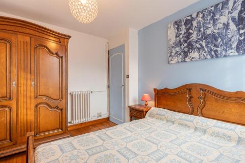 une chambre avec un lit et une armoire en bois dans l'établissement Edelweiss - Grust, Panoramique Sud, à Grust