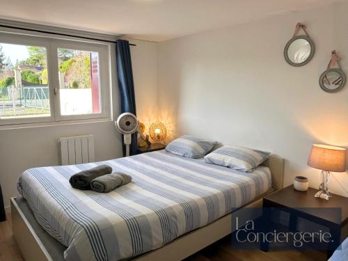 Postel nebo postele na pokoji v ubytování MOULIN#3 - 6 pers -calme-Jardin&Parking Futuroscope