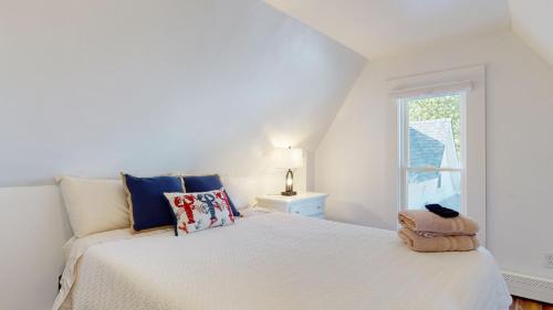 En eller flere senge i et værelse på Summer by the Sea by Bayley Vacation Rentals