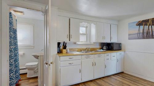 Køkken eller tekøkken på Summer by the Sea by Bayley Vacation Rentals