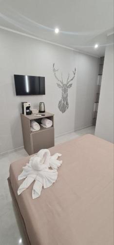 a room with a bed with white towels on it at B&B Grifondoro in Crotone