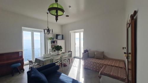 Casa Gargano Ravello Amalfi Coast في أمالفي: غرفة معيشة بها أريكة وطاولة