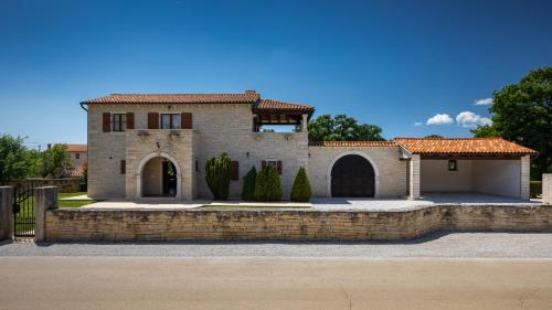 Rustic villa Catarina with pool in Tinjan