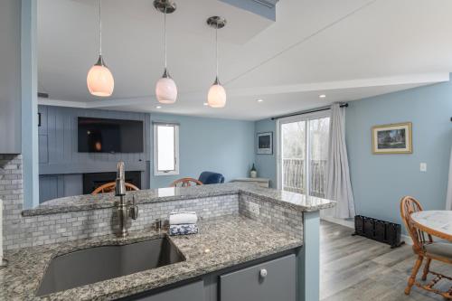 TV a/nebo společenská místnost v ubytování Bridges 76 condo