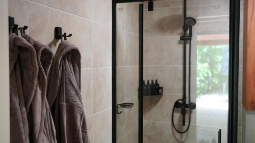 Koupelna v ubytování Характер парк