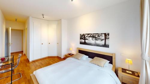 En eller flere senge i et værelse på 2-Bedroom, 2-Bathroom Apartment, Parking & Lake View - Pully - CD20-3F