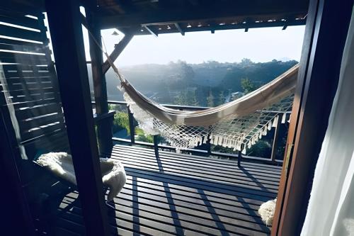 Vista generica sulle montagne o vista sulle montagne dall'interno dello chalet