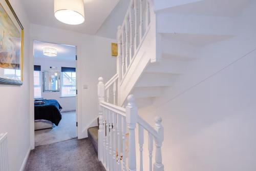 En eller flere senge i et værelse på Spacious 3 bedroom home with garden