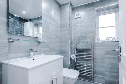 Et badeværelse på Spacious 3 bedroom home with garden