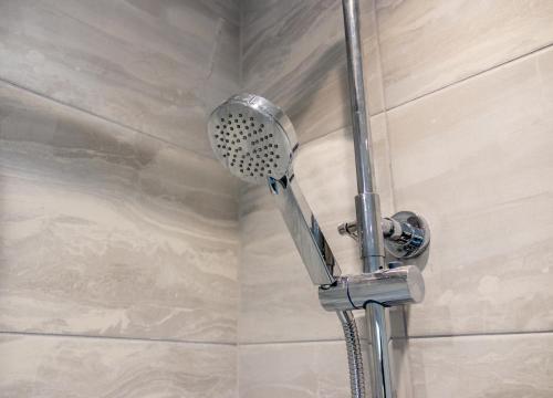 Ванная комната в Modern 3 Bedroom Home, 6 beds, Free Parking, 500MBS, Netflix, Near Coventry City Centre & Hospital, Contractors, Families, Apple Air Play