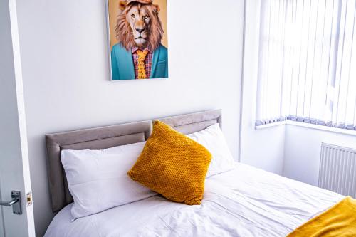 Кровать или кровати в номере Modern 3 Bedroom Home, 6 beds, Free Parking, 500MBS, Netflix, Near Coventry City Centre & Hospital, Contractors, Families, Apple Air Play