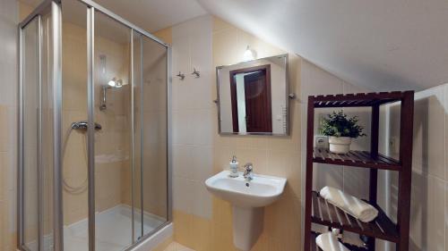 ein Badezimmer mit Waschbecken, Dusche und Toilette in der Unterkunft Hrabovo Helena 19 in Ružomberok