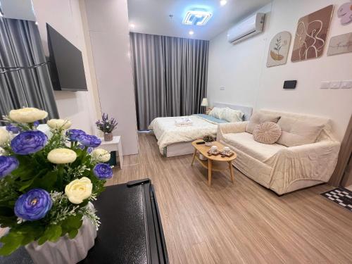 een woonkamer met een bank en een tafel bij Lily House in Kon Rung (1)