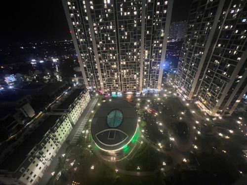 een uitzicht op een stad 's nachts met gebouwen bij Lily House in Kon Rung (1)