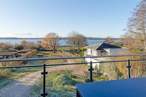 una vista sull'acqua dal balcone di una casa di Gollings am See Loft-Suite a Bosau