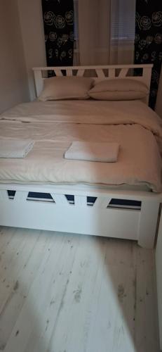 Postel nebo postele na pokoji v ubytování Downtown lux