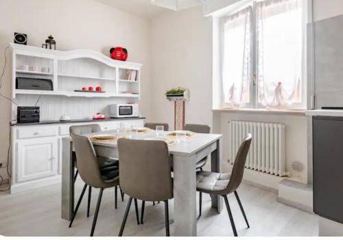 een witte keuken met een tafel en stoelen bij Ca`del Fuin in Seregno