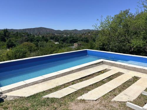 una piscina con una visiera blu di Los Frutales a Villa Carlos Paz