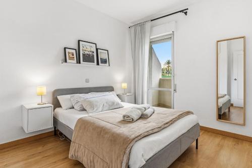 een slaapkamer met een bed en een groot raam bij Francysara Holiday in Benalmádena