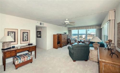 Posezení v ubytování Comfortable Two-Bedroom Condo With Private Balcony