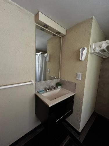 PurinkiWasi - La casa de todos في لوس ريترز: حمام مزود بحوض ومِرآة