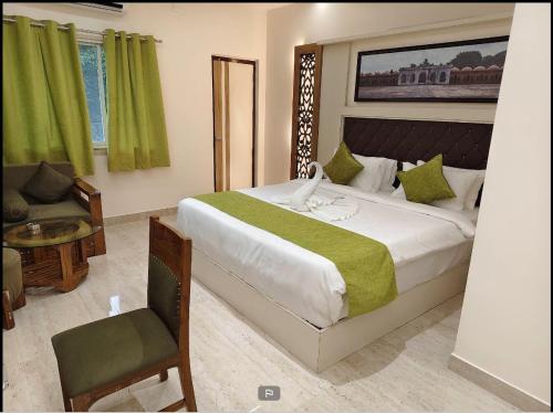 Un pat sau paturi într-o cameră la MAHFIL-e-MOTIJHEEL, MOTIJHEEL PARK AND RESORT