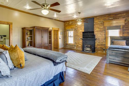 En eller flere senge i et værelse på New York-Style Loft on Main St Dtwn Enterprise