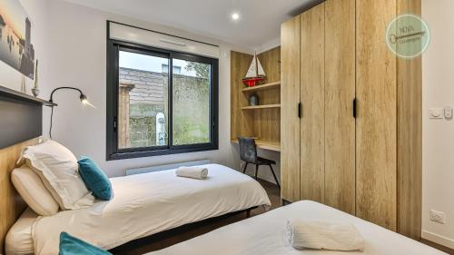 een slaapkamer met 2 bedden, een raam en een bureau bij Villa Boreal in Saint-Gilles-Croix-de-Vie