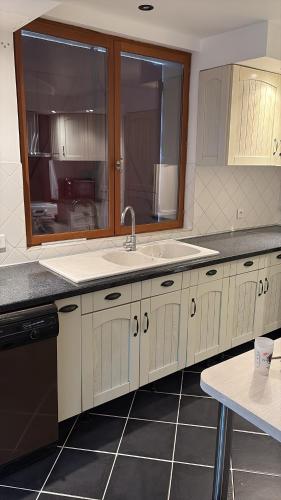 Η κουζίνα ή μικρή κουζίνα στο Maison avec 3 chambres et cheminée